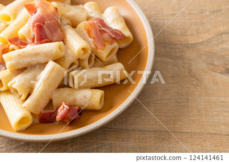spaghetti rigatoni pasta with white sauce and bacon spaghetti rigatoni pasta with white sauce and bacon 124141461