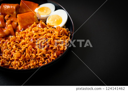 Korean instant noodles with Korean rice cake and fish cake and boiled egg 124141462
