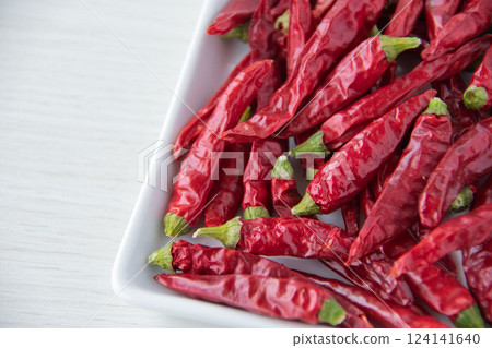 白盤子裡的辣椒 124141640