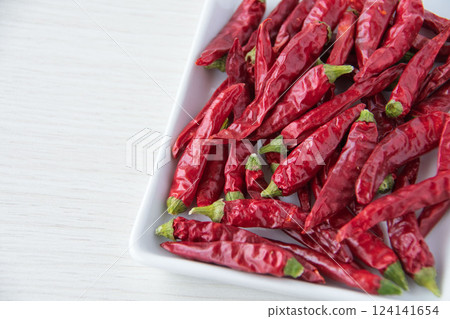白盤上的紅辣椒 124141654