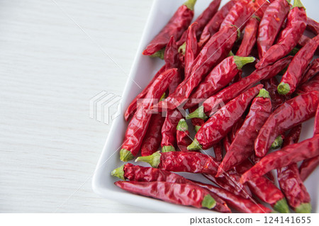 白盤上的紅辣椒 白盤上的紅辣椒 124141655