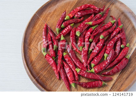 木製盤子上的紅辣椒 124141719