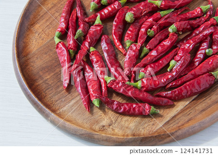 木製盤子上的紅辣椒 124141731