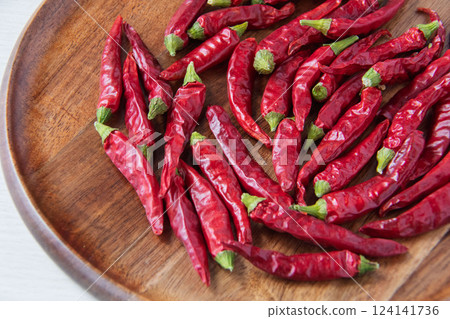 木製盤子上的紅辣椒 124141736