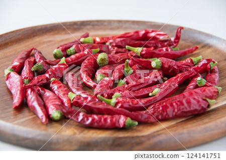 木製盤子上的紅辣椒 木製盤子上的紅辣椒 124141751