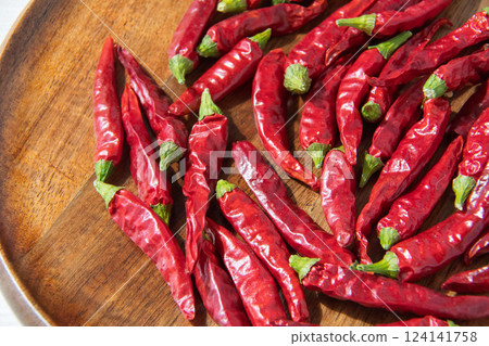 木製盤子上的紅辣椒 124141758
