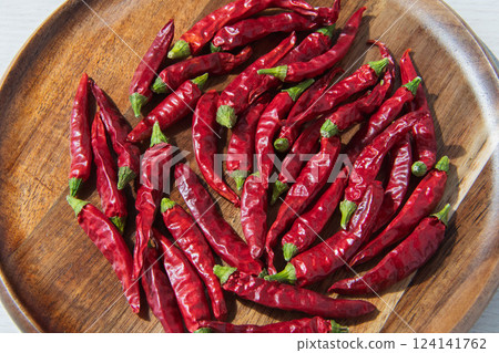 木製盤子上的紅辣椒 124141762
