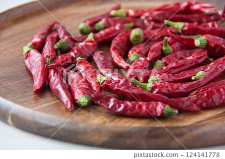 木製盤子上的紅辣椒 124141778