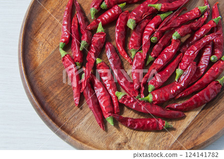 木製盤子上的紅辣椒 木製盤子上的紅辣椒 124141782