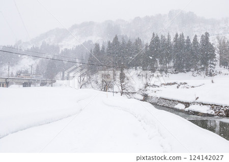 [Hokuhoku Line] A train running through a heavy snow area 124142027