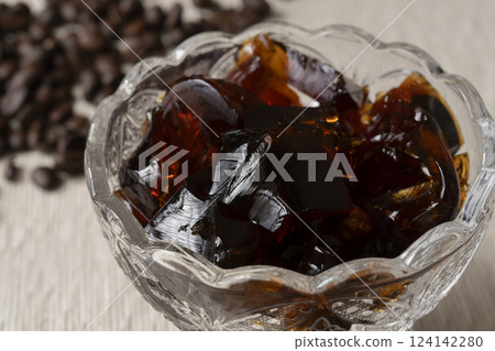 玻璃碗中的冷咖啡果凍和咖啡豆 自然光 124142280