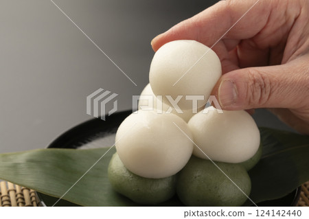 Stacked dumplings, Higan dumplings, moon viewing, picking up dumplings with your hands Stacked dumplings, Higan dumplings, moon viewing, picking up dumplings with your hands 124142440