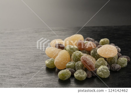 White kidney beans, green peas, kidney beans, and sweet red beans 124142462