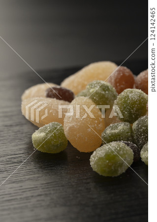 White kidney beans, green peas, kidney beans, and sweet red beans 124142465