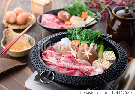Sukiyaki (Japanese beef) 124142580