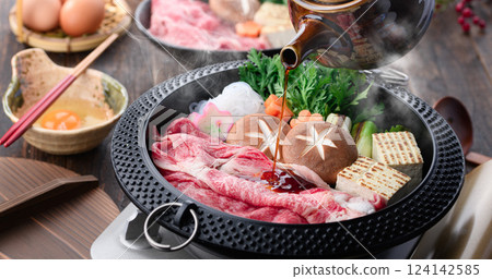 Sukiyaki (Japanese beef) 124142585