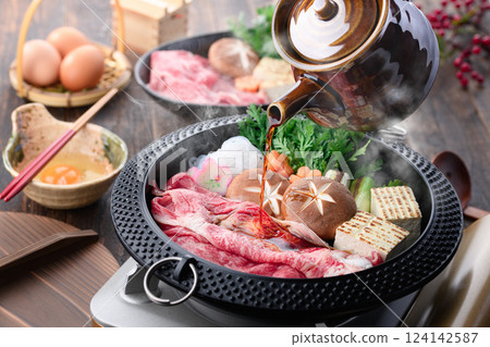 Sukiyaki (Japanese beef) 124142587