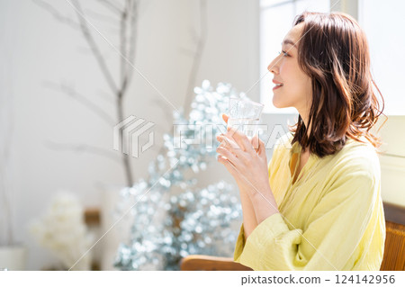 一個女人喝水 124142956