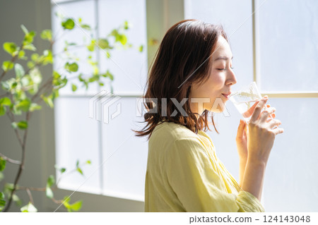 一個女人喝水 一個女人喝水 124143048