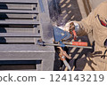 Welding the lower wheel of a steel gate 03 124143219