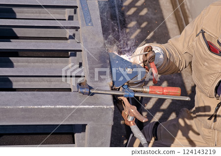 Welding the lower wheel of a steel gate 03 Welding the lower wheel of a steel gate 03 124143219