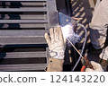Welding the lower wheel of a steel gate 04 124143220