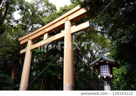 大鳥居門和燈籠,明治神宮 大鳥居門和燈籠,明治神宮 124143222