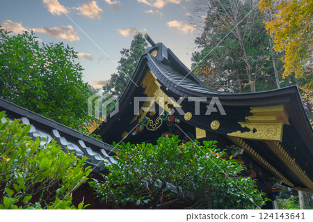 藍天白雲下的古寺廟屋簷 藍天白雲下的古寺廟屋簷 124143641