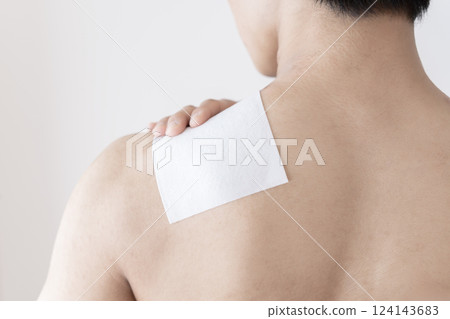 男人在肩膀上敷藥，肩膀疼痛，肩膀僵硬，敷藥，肌肉疼痛 124143683