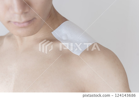 男人在肩膀上敷藥，肩膀疼痛，肩膀僵硬，敷藥，肌肉疼痛 124143686