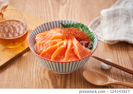Salmon and salmon roe rice bowl – Fresh salmon and salmon roe seafood rice bowl Salmon and salmon roe rice bowl – Fresh salmon and salmon roe seafood rice bowl 124143927