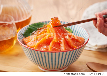 鮭魚和鮭魚子蓋醬料飯 – 新鮮鮭魚和鮭魚子海鮮蓋飯 124143938