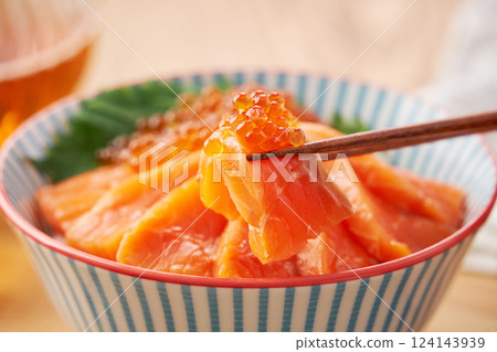 鮭魚和鮭魚子蓋醬料飯 – 新鮮鮭魚和鮭魚子海鮮蓋飯 124143939