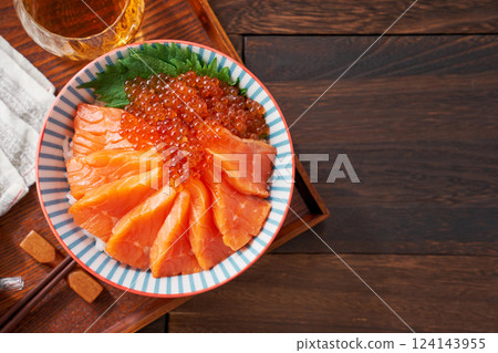 鮭魚和鮭魚子蓋醬料飯 – 新鮮鮭魚和鮭魚子海鮮蓋飯 鮭魚和鮭魚子蓋醬料飯 – 新鮮鮭魚和鮭魚子海鮮蓋飯 124143955