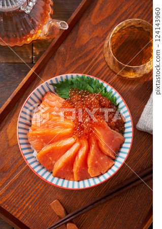 鮭魚和鮭魚子蓋醬料飯 – 新鮮鮭魚和鮭魚子海鮮蓋飯 124143960