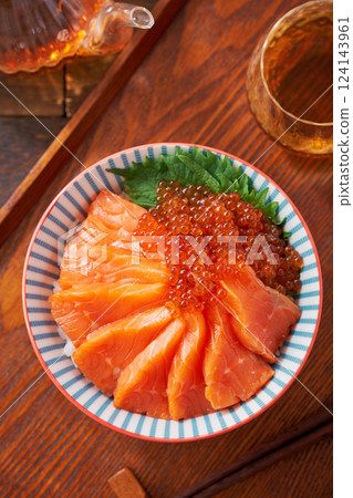 鮭魚和鮭魚子蓋醬料飯 – 新鮮鮭魚和鮭魚子海鮮蓋飯 124143961