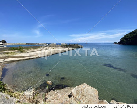 伊根町浦島漁港風景01 124143965