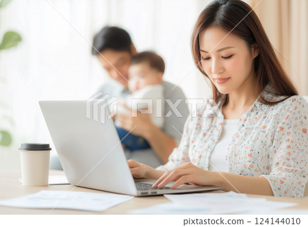 電影場景中堅定的女性平衡工作和家庭生活,在家工作的概念。 電影場景中堅定的女性平衡工作和家庭生活,在家工作的概念。 124144010