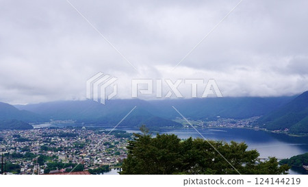 從觀景台望去富士山腳下的河口湖 從觀景台望去富士山腳下的河口湖 124144219