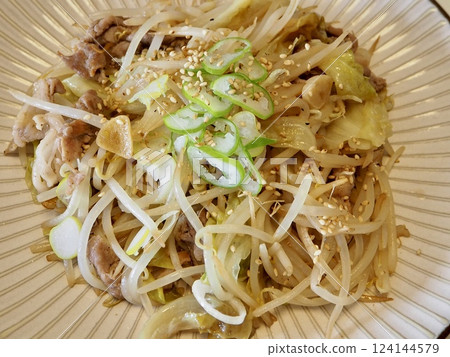 Stir-fried bean sprouts, home-cooked meals by my wife, dinner at home, happy family 124144579