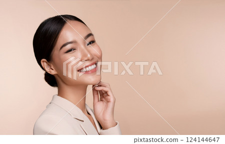 穿著西裝的美麗的年輕女人 124144647