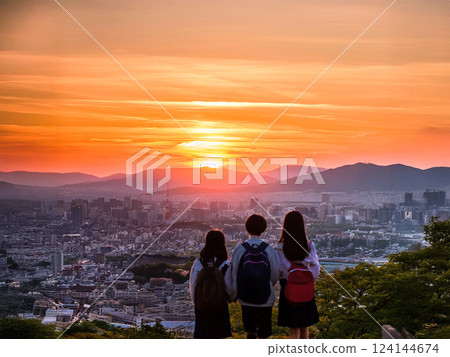 三位學生在放學回家的路上欣賞懷舊的夜景 124144674