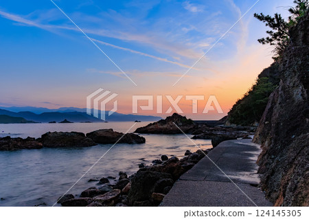 Early morning at Kujuhama Beach in Shimoda City, Shizuoka Prefecture 124145305