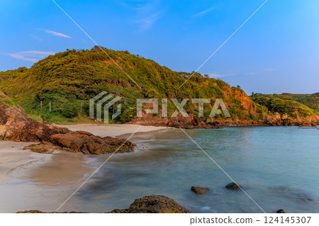 Early morning at Kujuhama Beach in Shimoda City, Shizuoka Prefecture 124145307