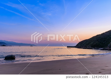 Early morning at Kujuhama Beach in Shimoda City, Shizuoka Prefecture 124145313