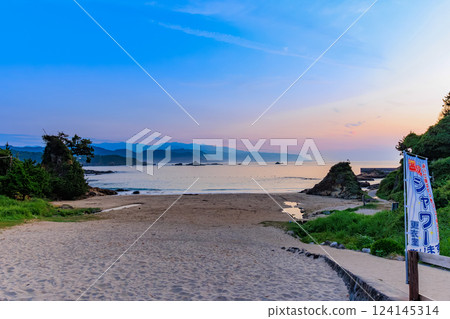 Early morning at Kujuhama Beach in Shimoda City, Shizuoka Prefecture 124145314