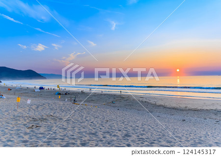 Early morning at Shirahama Ohama Beach in Shimoda City, Shizuoka Prefecture 124145317