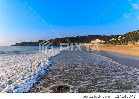 Shirahama Ohama Beach in the morning, Shimoda City, Shizuoka Prefecture 124145348