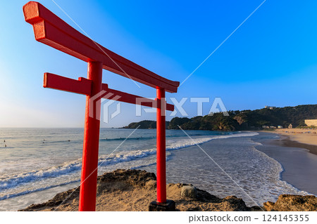 靜岡縣下田市白濱大濱海灘和早晨的大明神岩，紅色鳥居 124145355