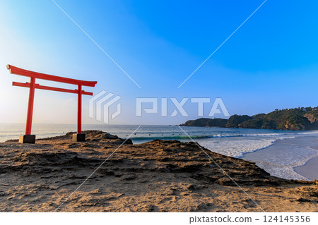 靜岡縣下田市白濱大濱海灘和早晨的大明神岩,紅色鳥居 靜岡縣下田市白濱大濱海灘和早晨的大明神岩,紅色鳥居 124145356